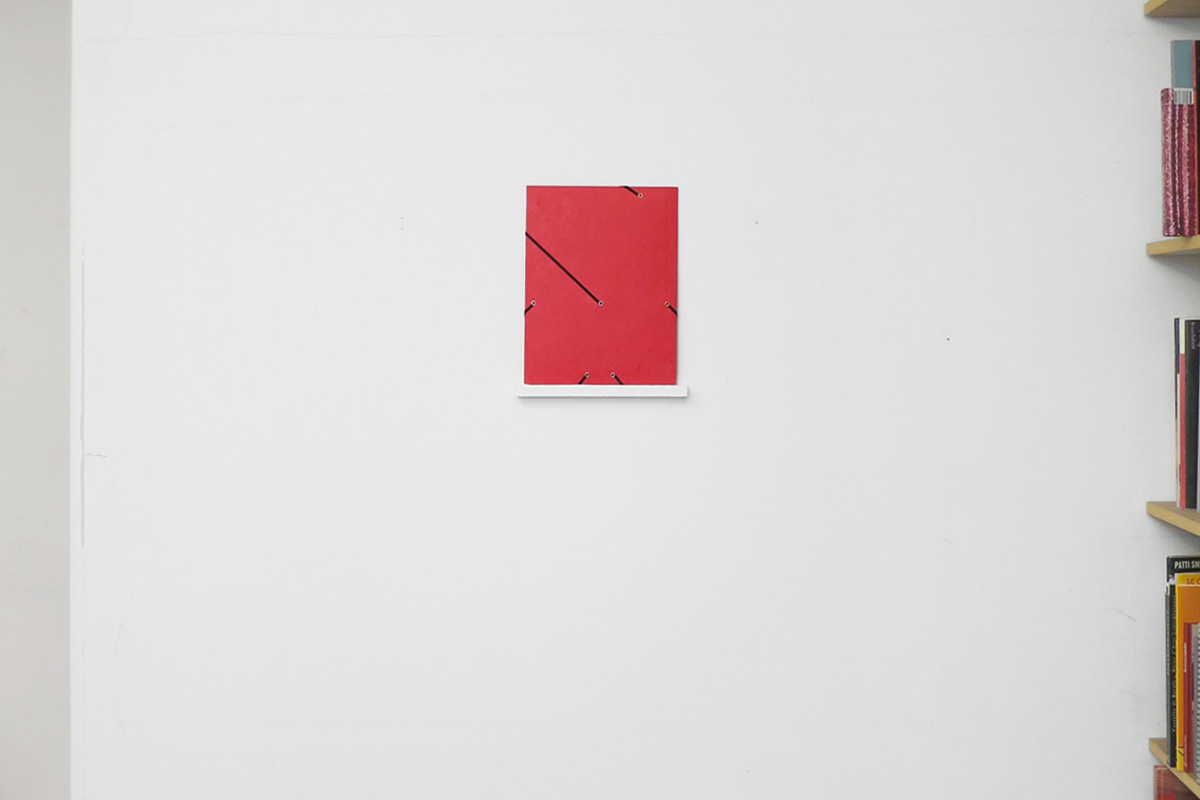 Elsa Werth, ‘Victory Eraser VII’, 2013, pochettes cartonnees, elastiques, rivets metalliques, bois peint, 34 x 27 x 2 cm_vue2